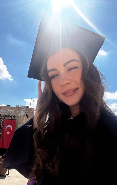 burcu ozberk universiteden mezun oldu